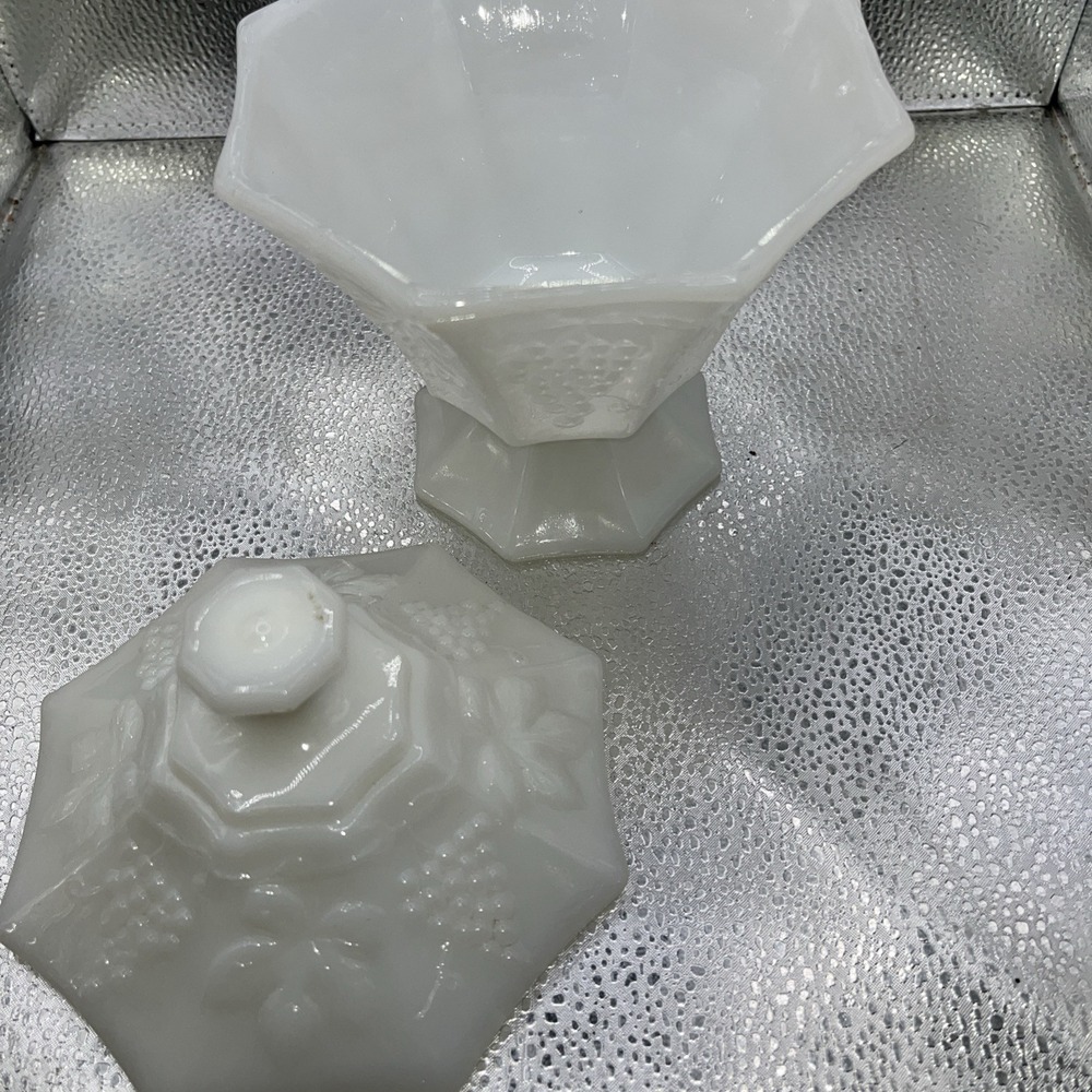 Vintage Anchor Hocking Fire King Milk Glass Candy Dish with Lid Grape Design - Picture 10 of 14